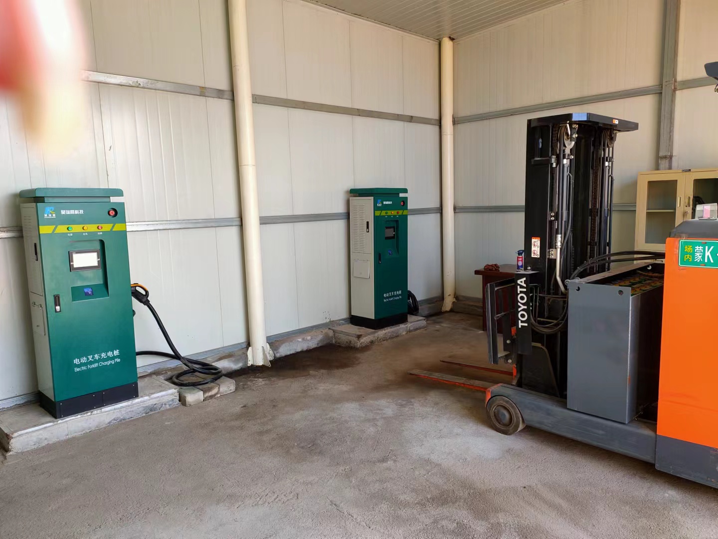 电动叉车充电如何与光伏储能等新能源系统结合?有何价值?