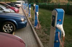 燃油车占据充电车位成常态，罚款能解决充电桩被占的问题吗？
