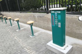 把路面非机动车停车位改建成充电桩,江苏太仓着力推进“微实事”民生建设